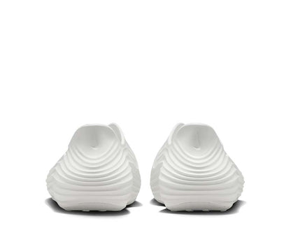 Scarpe da ginnastica con ammortizzazione reattiva e design elegante in colore chiaro.