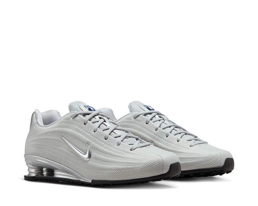 Scarpe da ginnastica con ammortizzazione a colonne, colore argento.