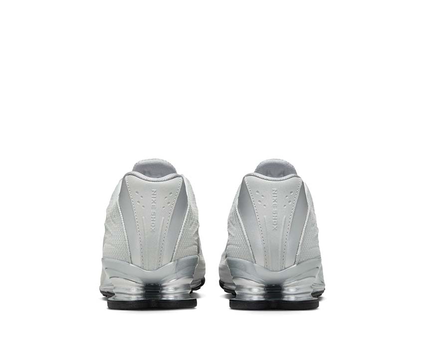 Scarpe da ginnastica con ammortizzazione a colonne, colore argento.