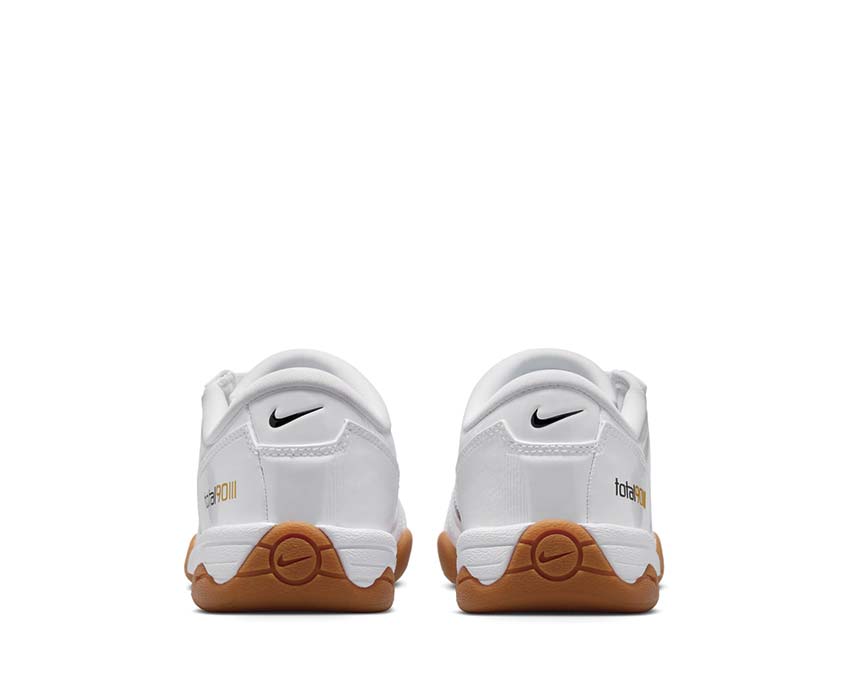 Scarpe da calcio bianche con design sportivo