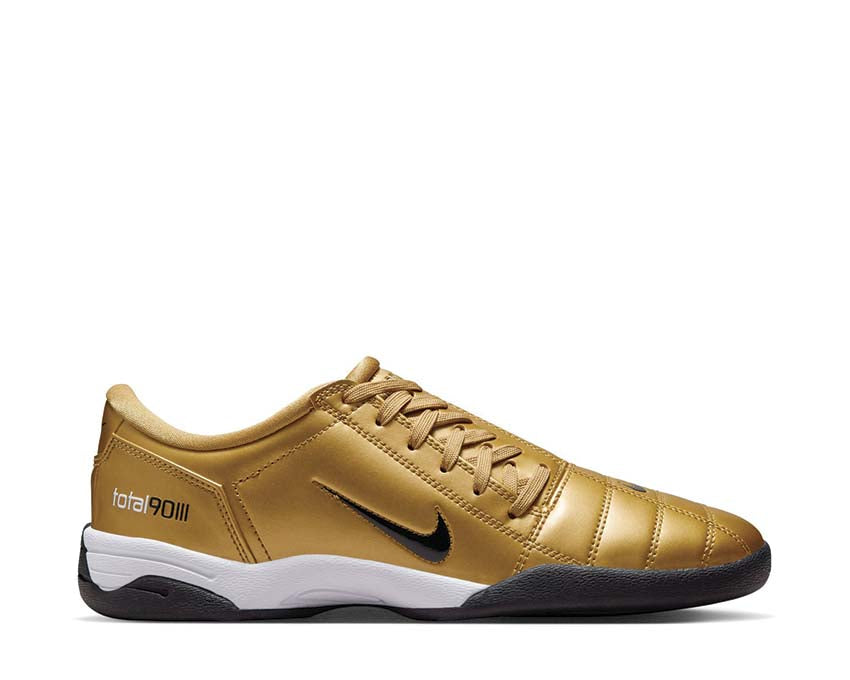 Scarpe da calcio in pelle sintetica color oro metallico.