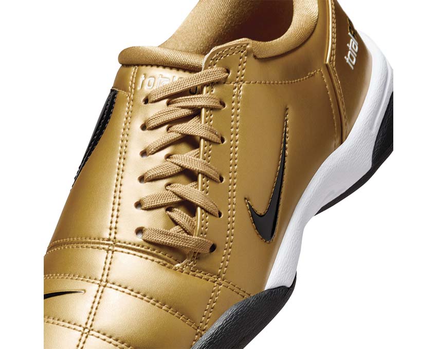 Scarpe da calcio in pelle sintetica color oro metallico.