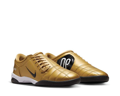 Scarpe da calcio in pelle sintetica color oro metallico.