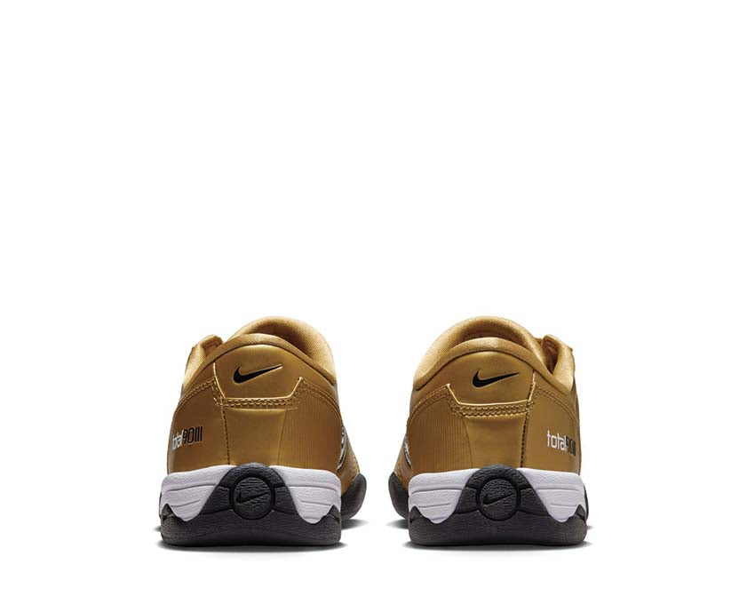 Scarpe da calcio in pelle sintetica color oro metallico.