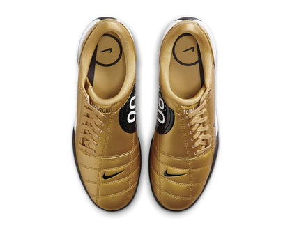 Scarpe da calcio in pelle sintetica color oro metallico.