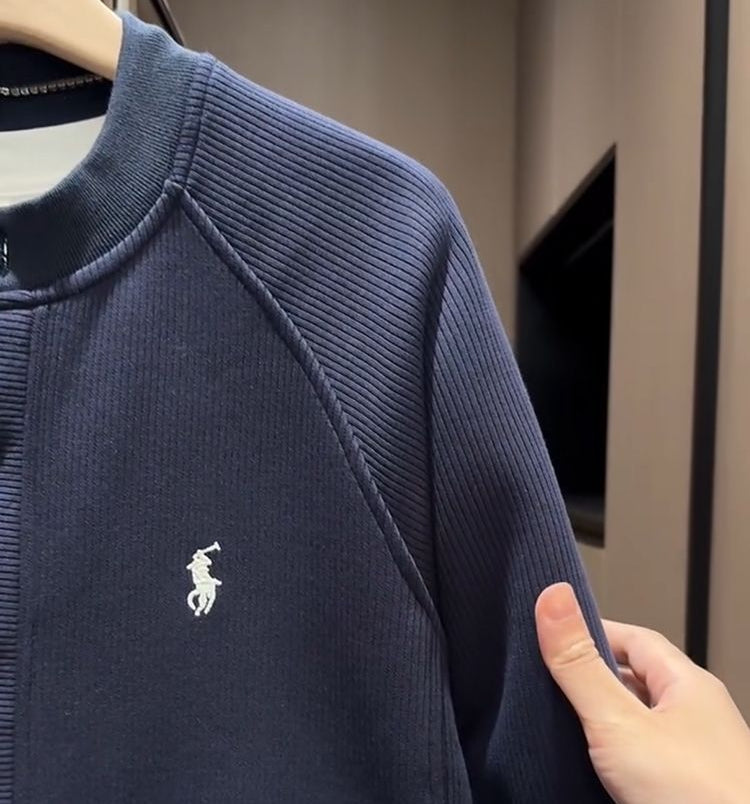 Giacca a Maglia con Collo Stand – Essenziale Moderno per Ogni Giorno