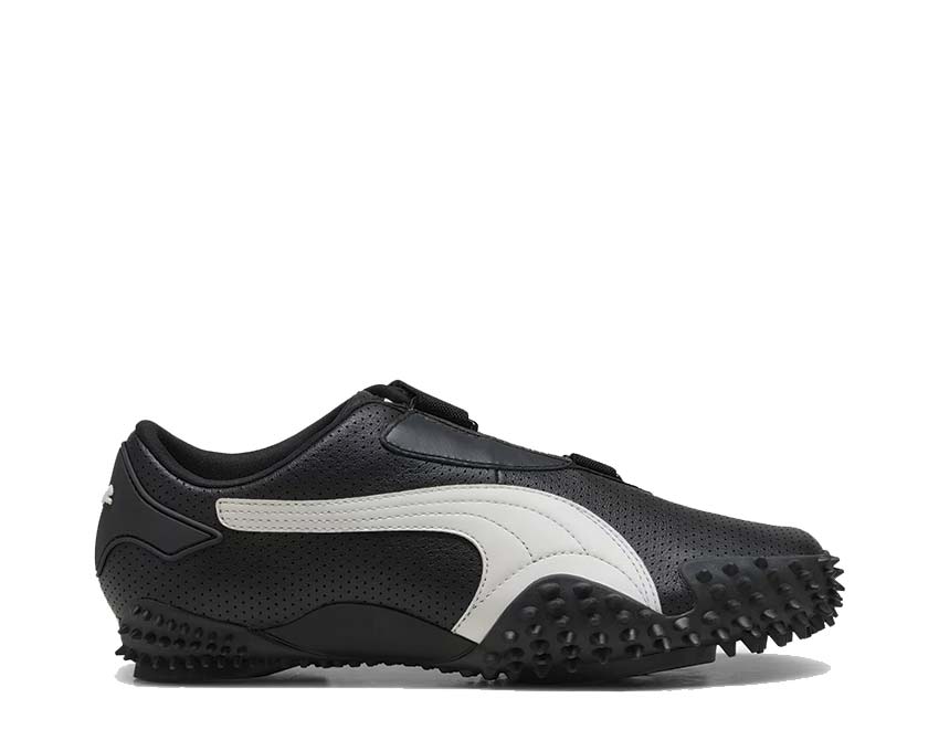 Scarpa sportiva nera con chiusura a strappo e suola flessibile
