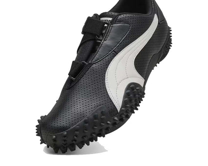 Scarpa sportiva nera con chiusura a strappo e suola flessibile