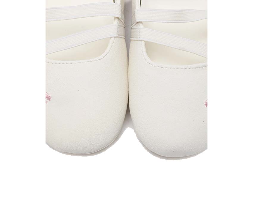 Scarpe da ballo in pelle scamosciata bianche con design ispirato alla velocità.