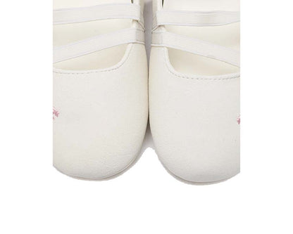 Scarpe da ballo in pelle scamosciata bianche con design ispirato alla velocità.