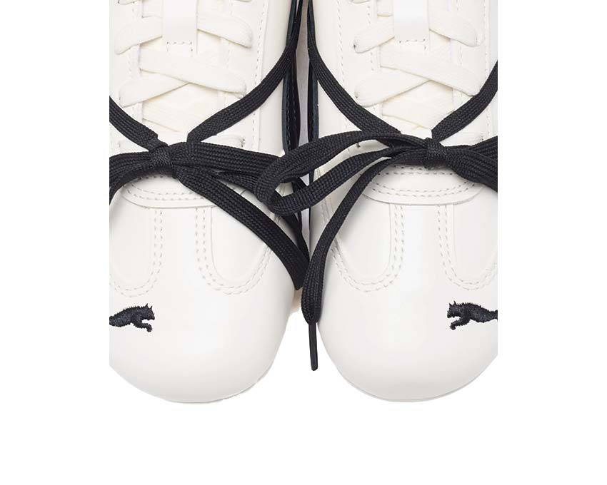 Scarpe sportive in pelle bianca con design elegante e dettagli raffinati.