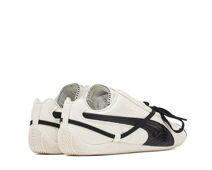 Scarpe sportive in pelle bianca con design elegante e dettagli raffinati.