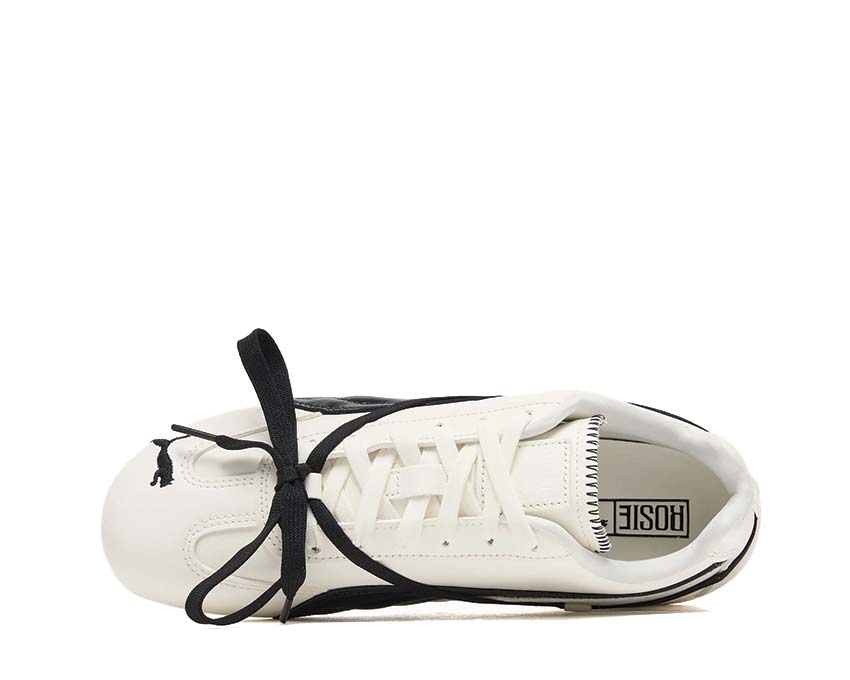 Scarpe sportive in pelle bianca con design elegante e dettagli raffinati.