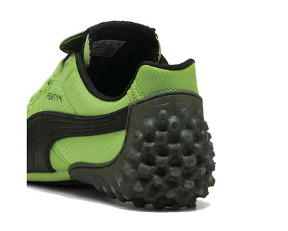 Scarpa sportiva in pelle verde con design moderno e dettagli esclusivi.