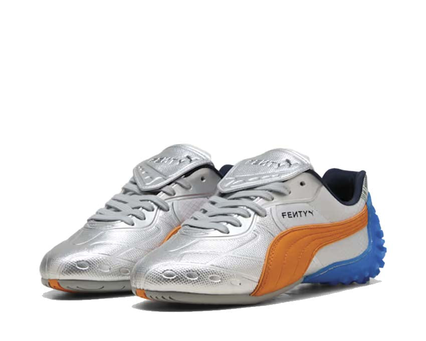 Scarpa sportiva in pelle argentata con design moderno e dettagli esclusivi.