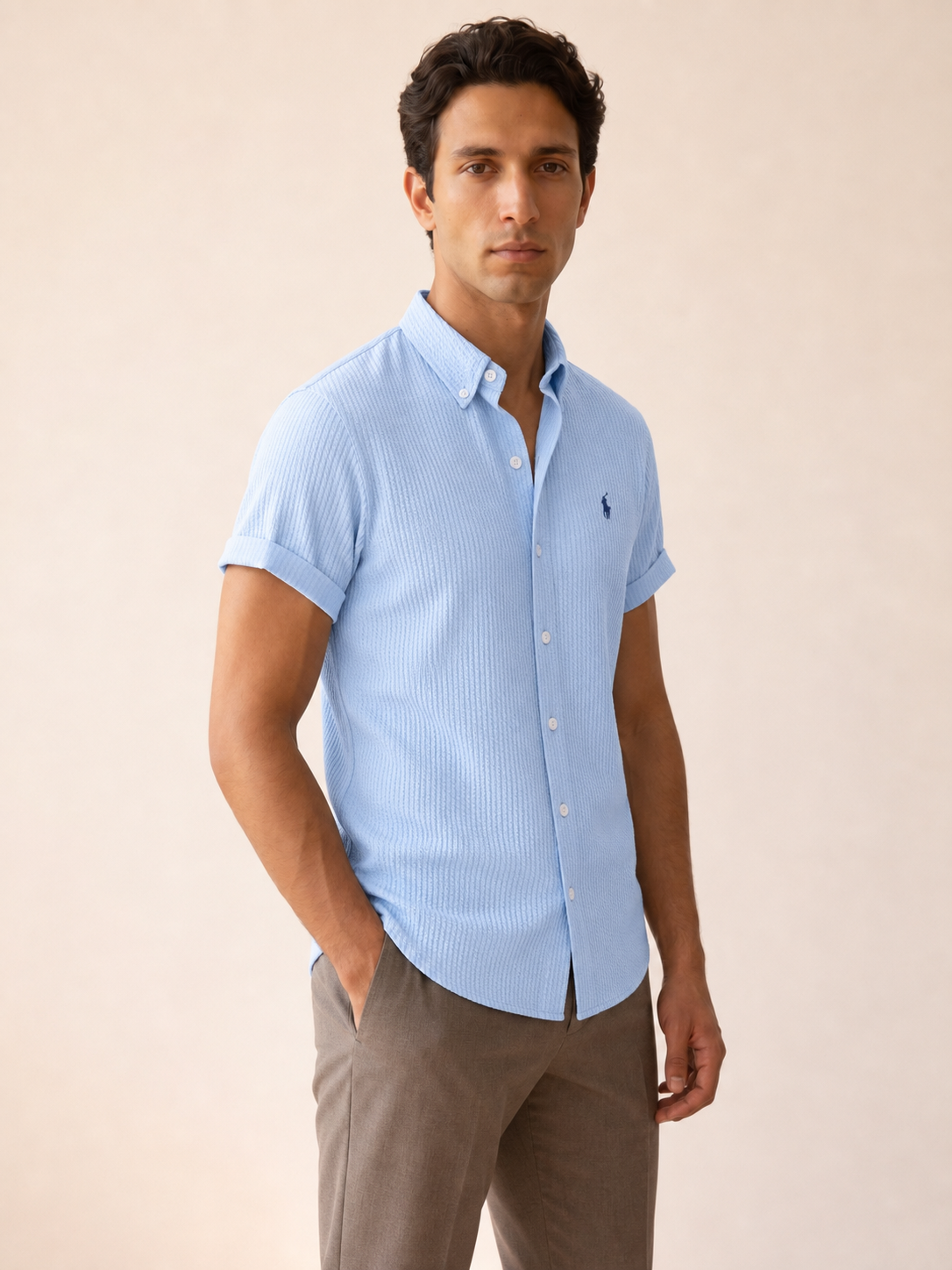 Modello con camicia estiva azzurra testurizzata a maniche corte
