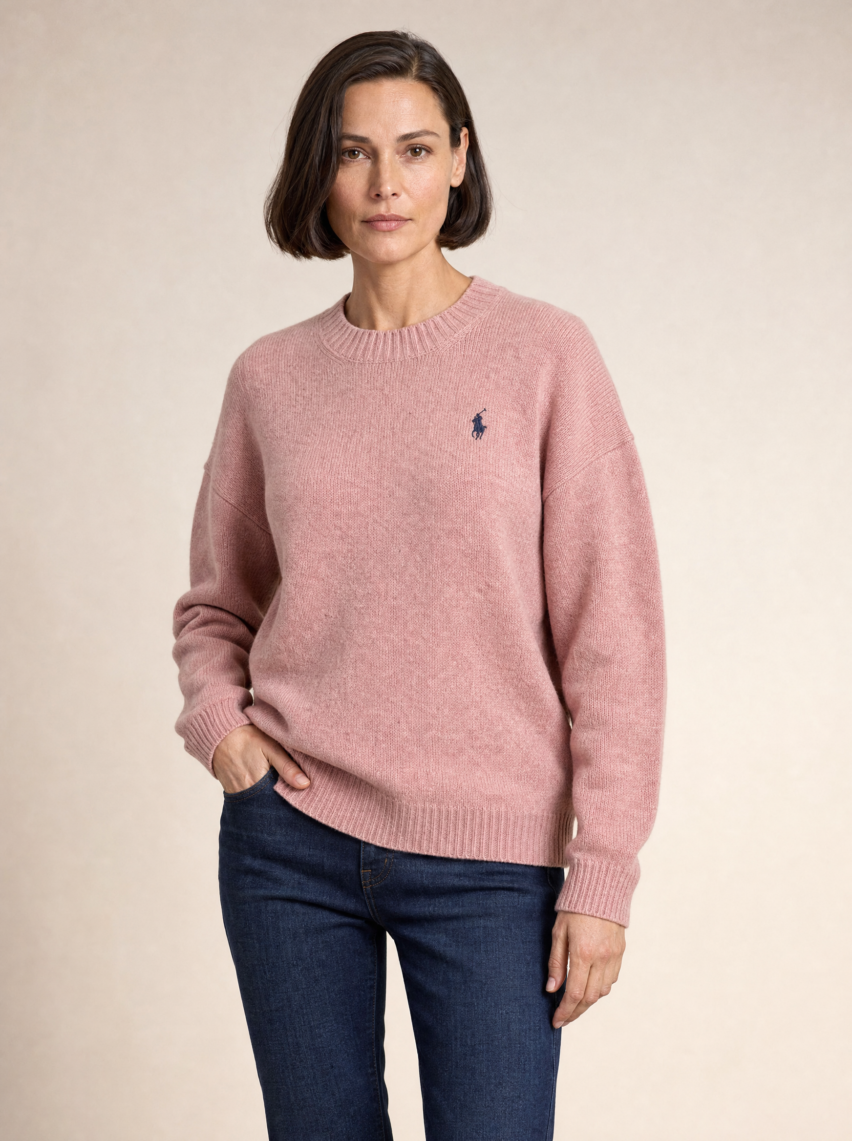 Modella con maglione girocollo rosa da donna