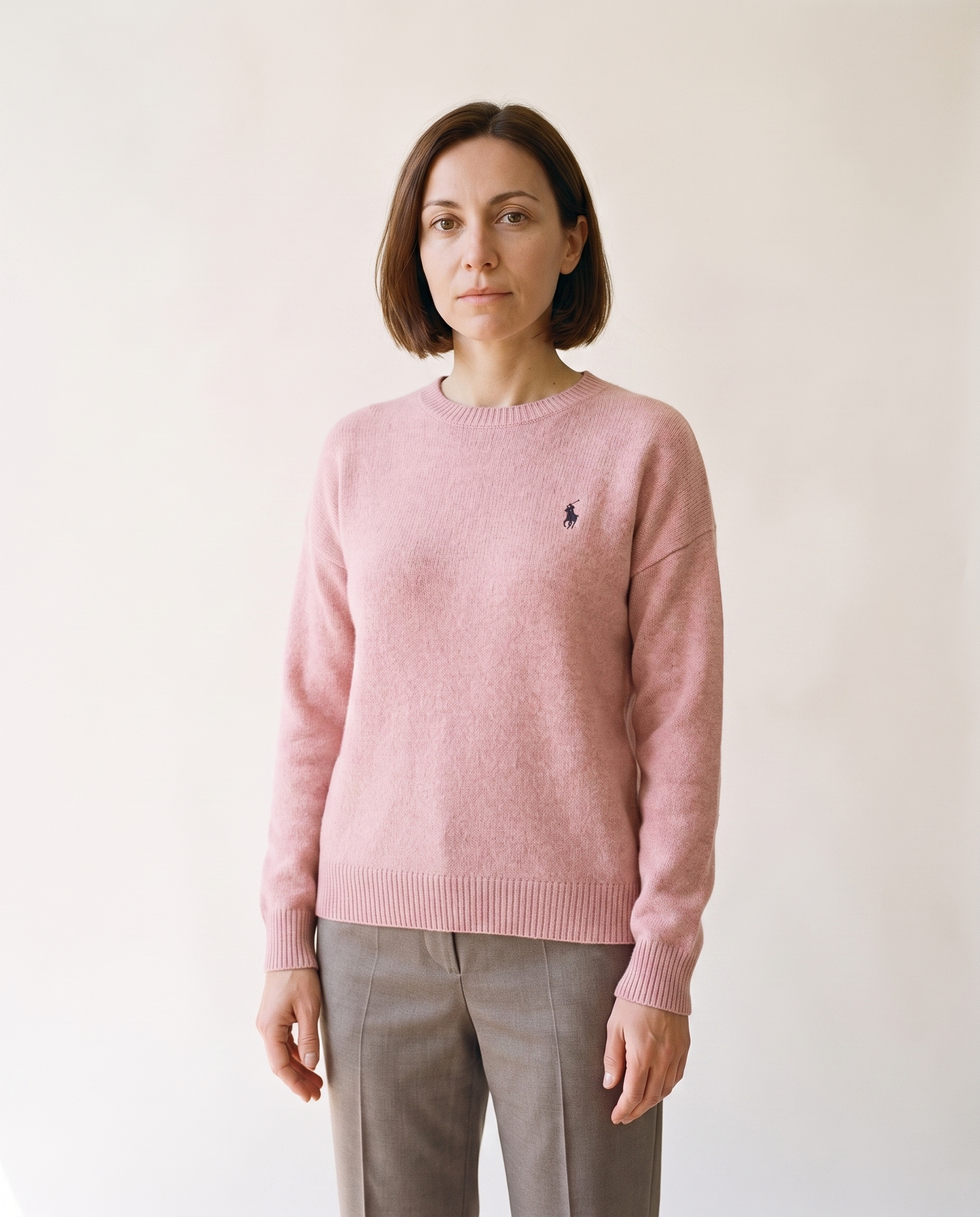Modella indossa Ꮢalph Lauren™ Maglione morbido – foto studio Bellevaria