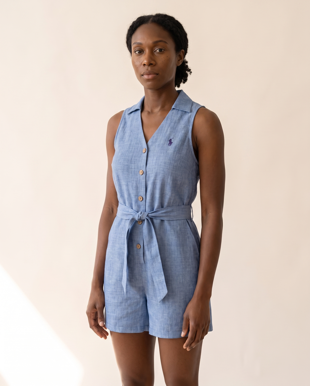 Modella indossa ᏒL™ Tuta in Lino su Misura per Resort – foto studio Bellevaria