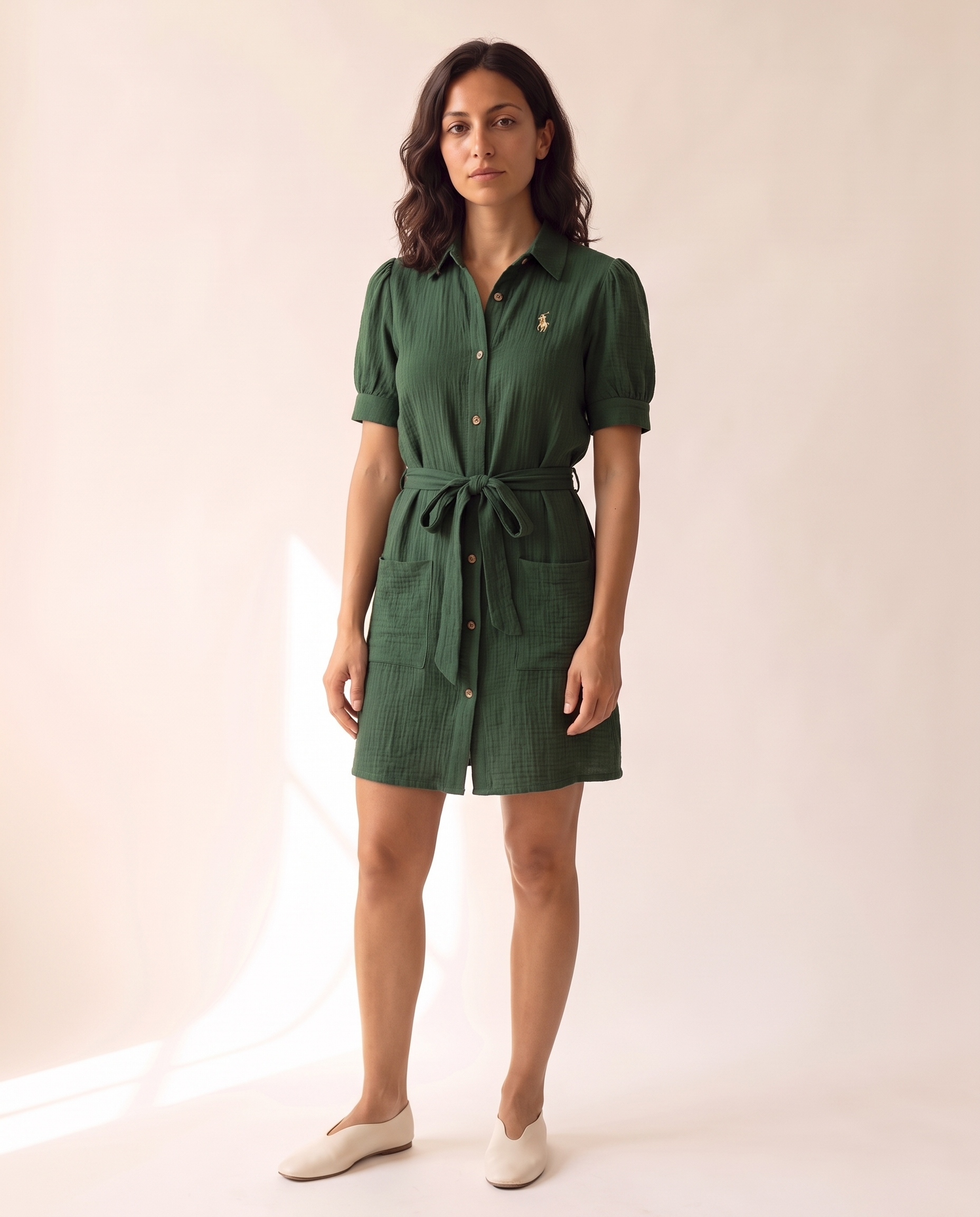 Modella indossa Abito avvolgente Textured Summer RL™ con maniche corte – foto studio Bellevaria