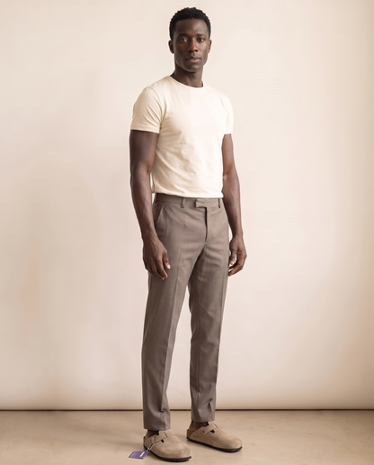 Modello indossa Birkenstock Boston Classic Sabot in Pelle Scamosciata Taupe – foto studio Bellevaria