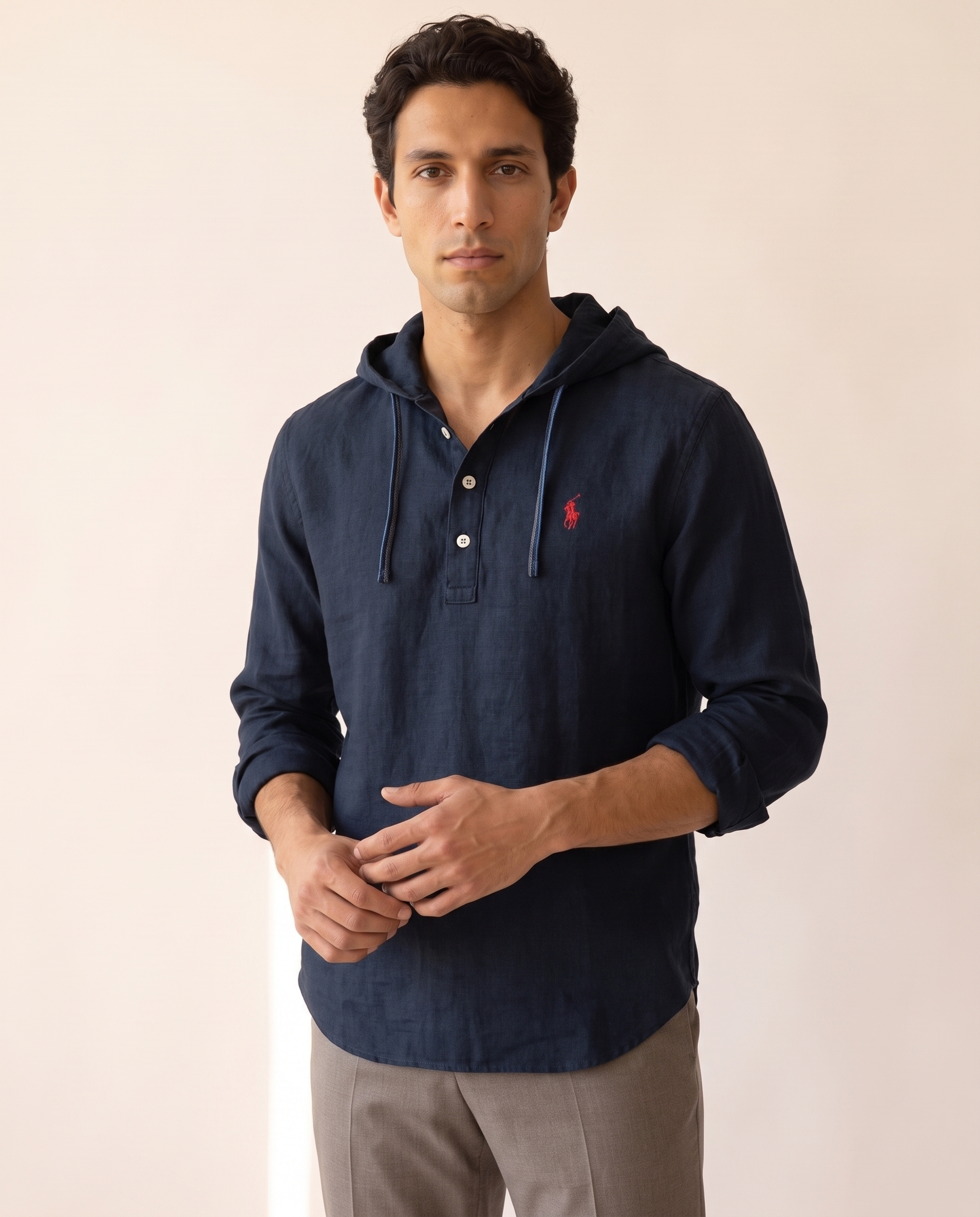 Modello indossa Camicia con Cappuccio in Lino Premium – foto studio Bellevaria