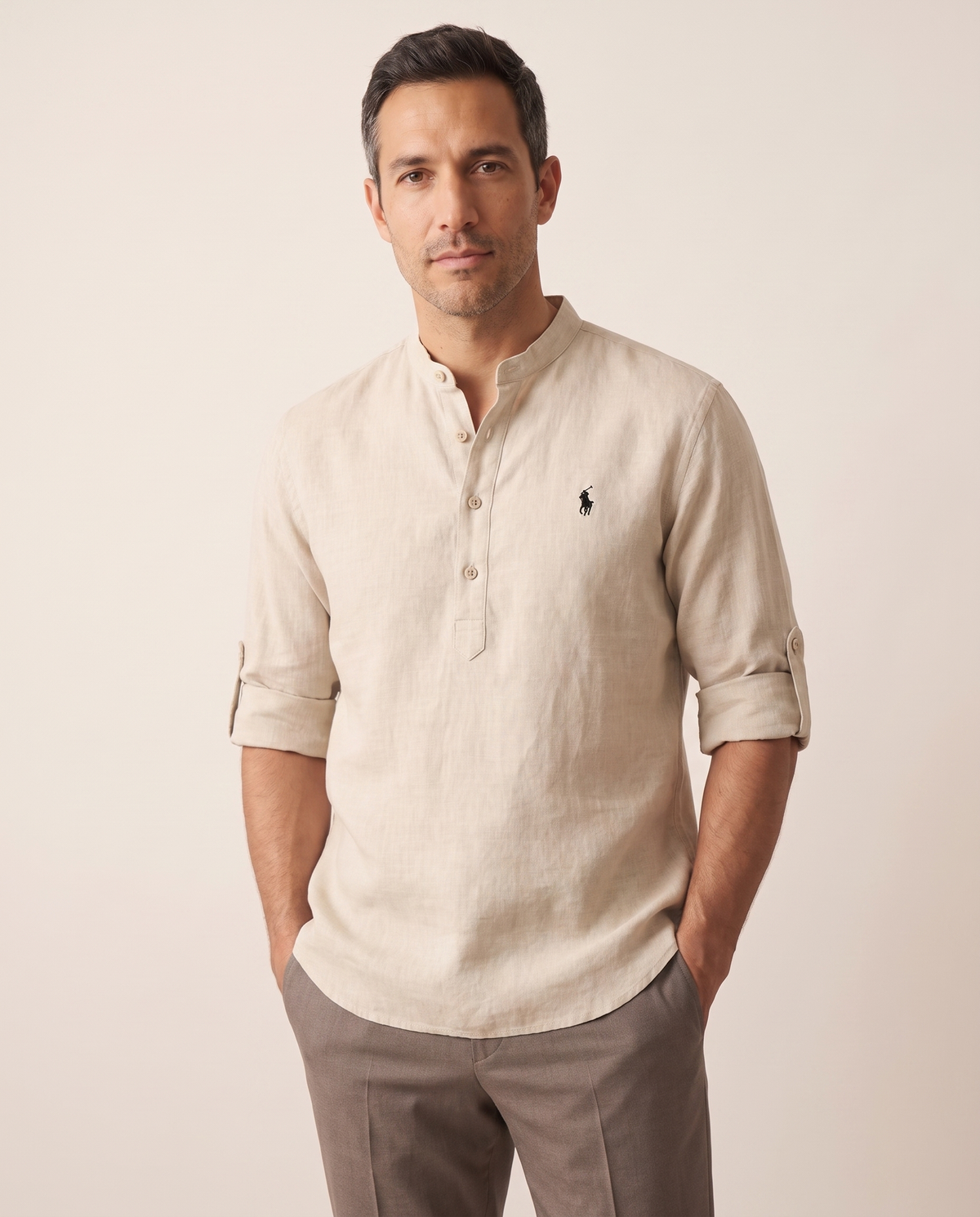 Modello indossa CAMICIA ESTIVA IN LINO CAPRI – foto studio Bellevaria