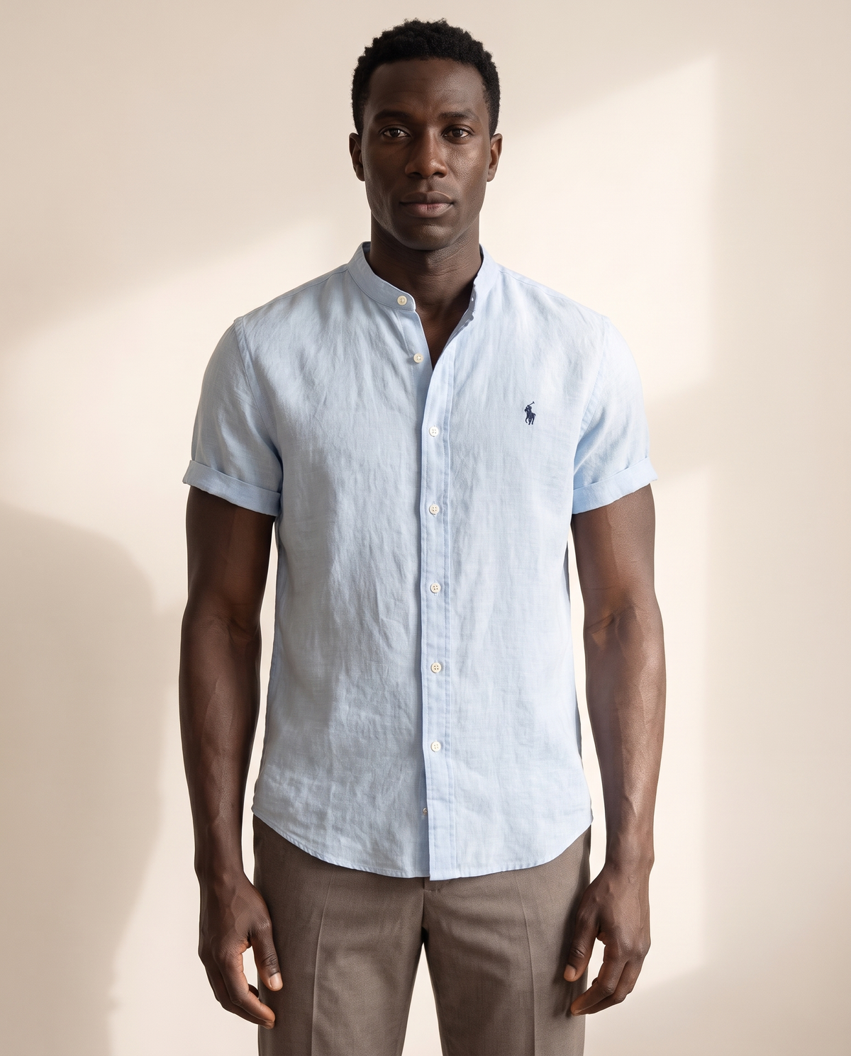 Modello indossa Camicia in Lino Classica per Uomini – foto studio Bellevaria