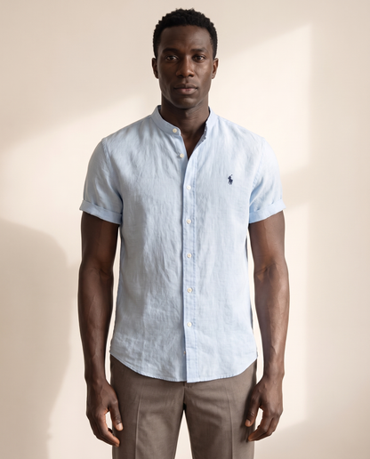 Modello indossa Camicia in Lino Classica per Uomini – foto studio Bellevaria