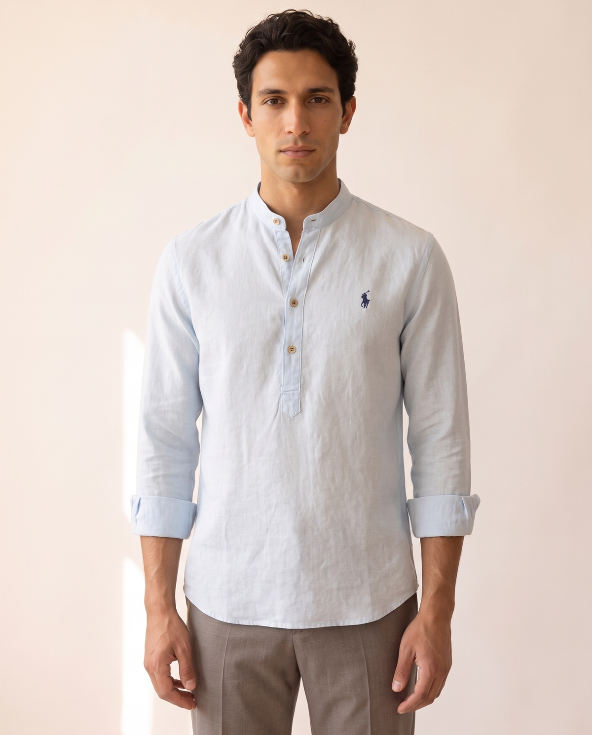 Modello indossa Camicia in Lino Mandarino – foto studio Bellevaria
