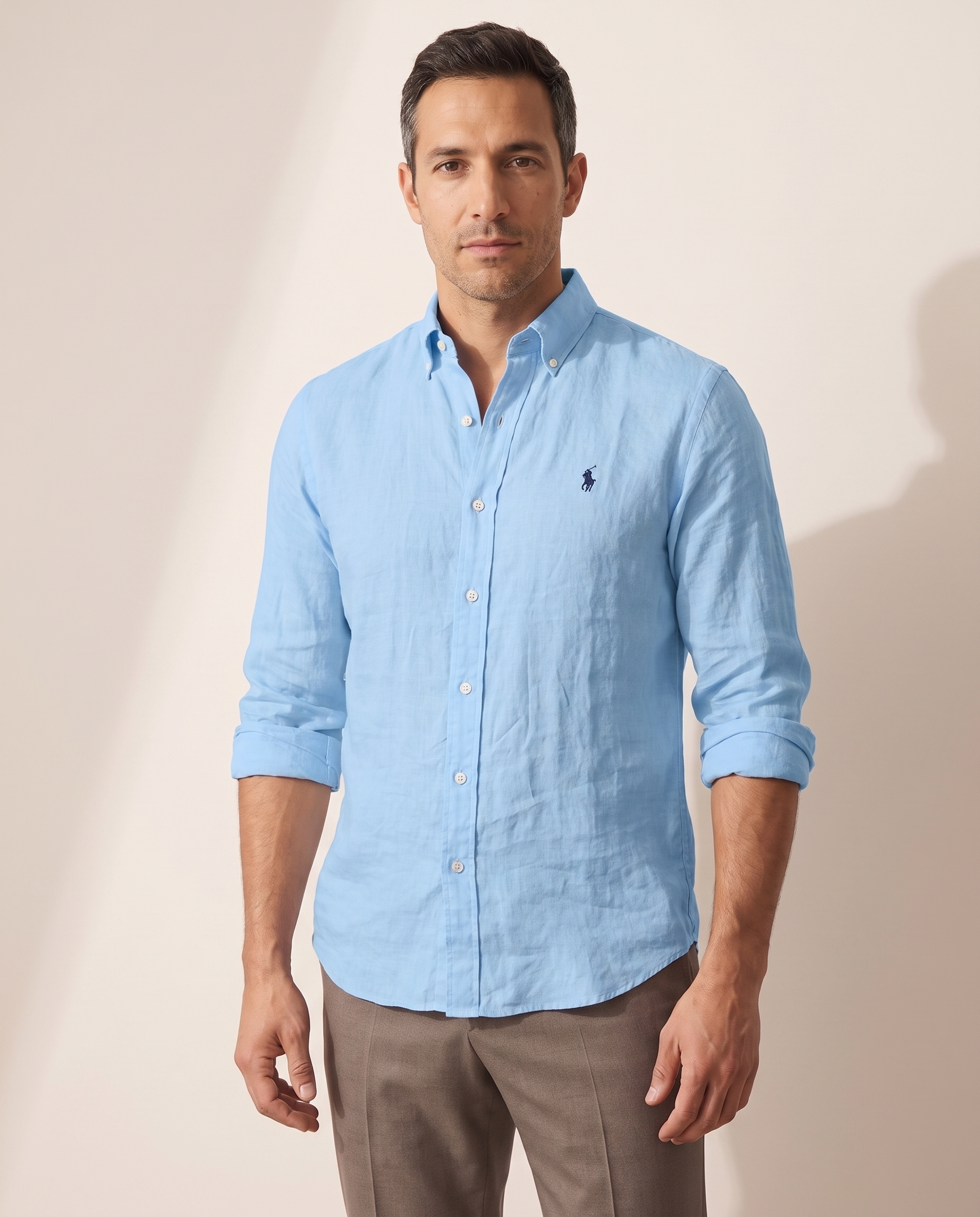 Modello indossa Camicia in Lino Traspirante da Uomo – foto studio Bellevaria
