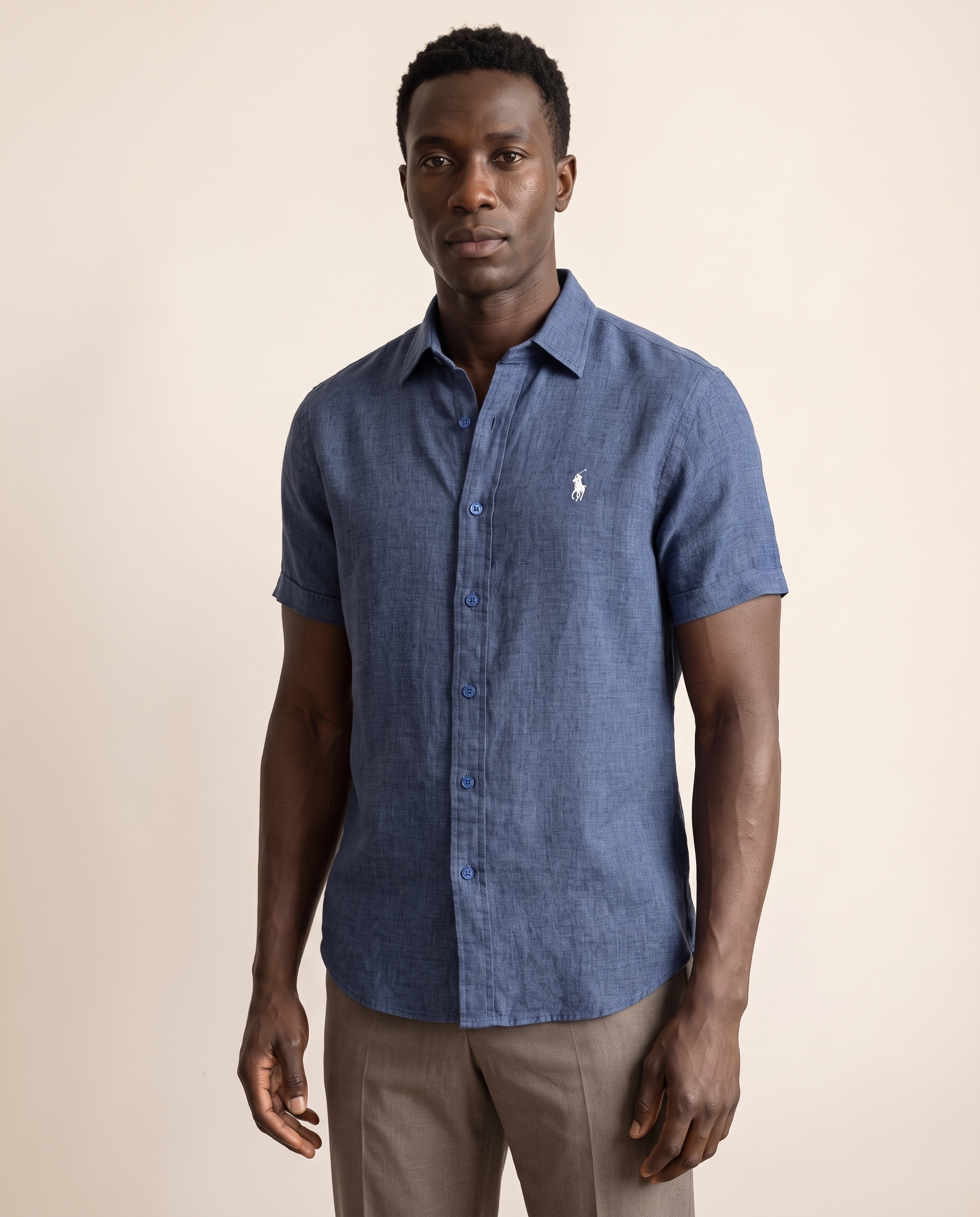 Modello indossa Camicia Premium Classic Fit – foto studio Bellevaria