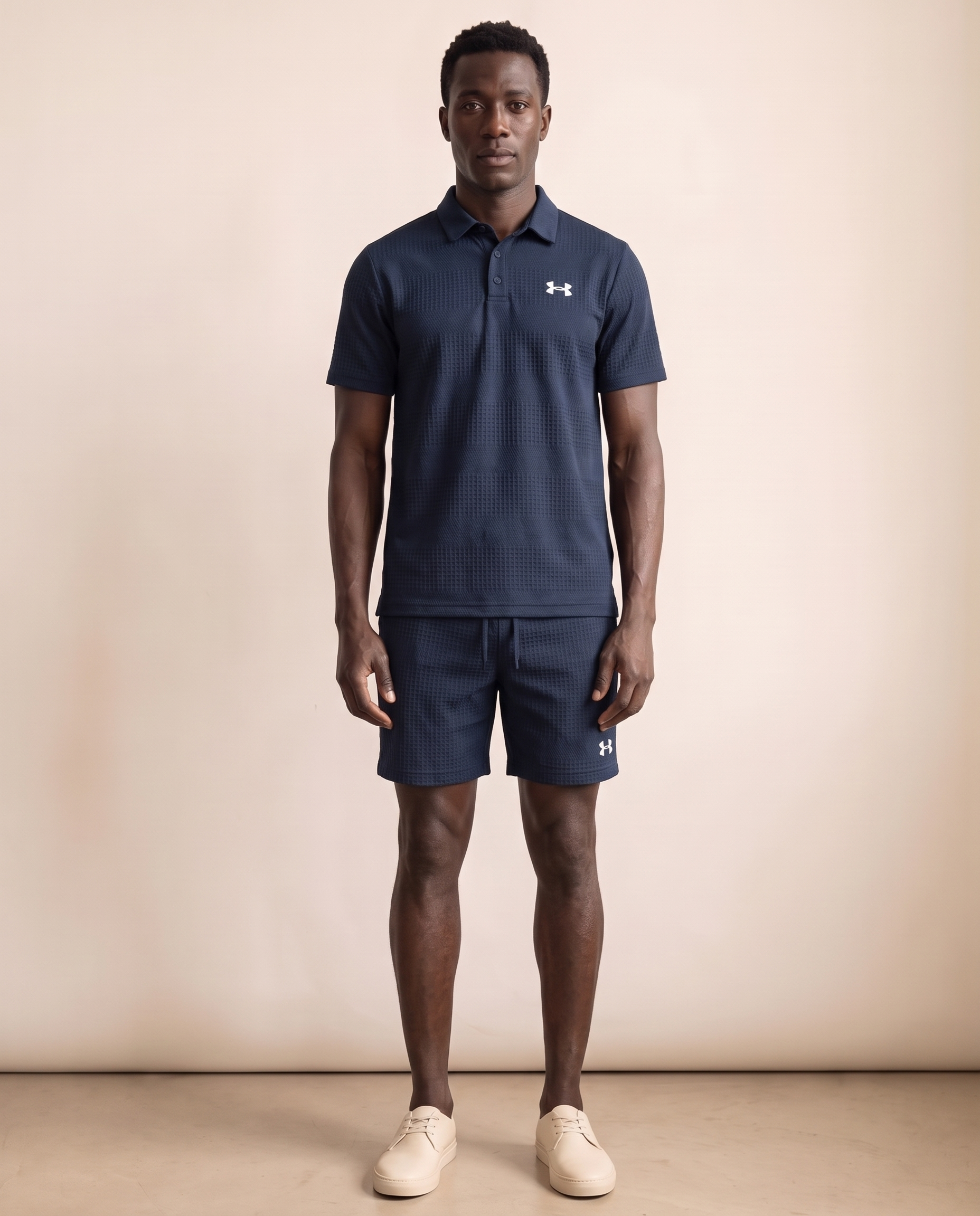 Modello indossa Completo Polo e Pantaloncini Traspirante – foto studio Bellevaria