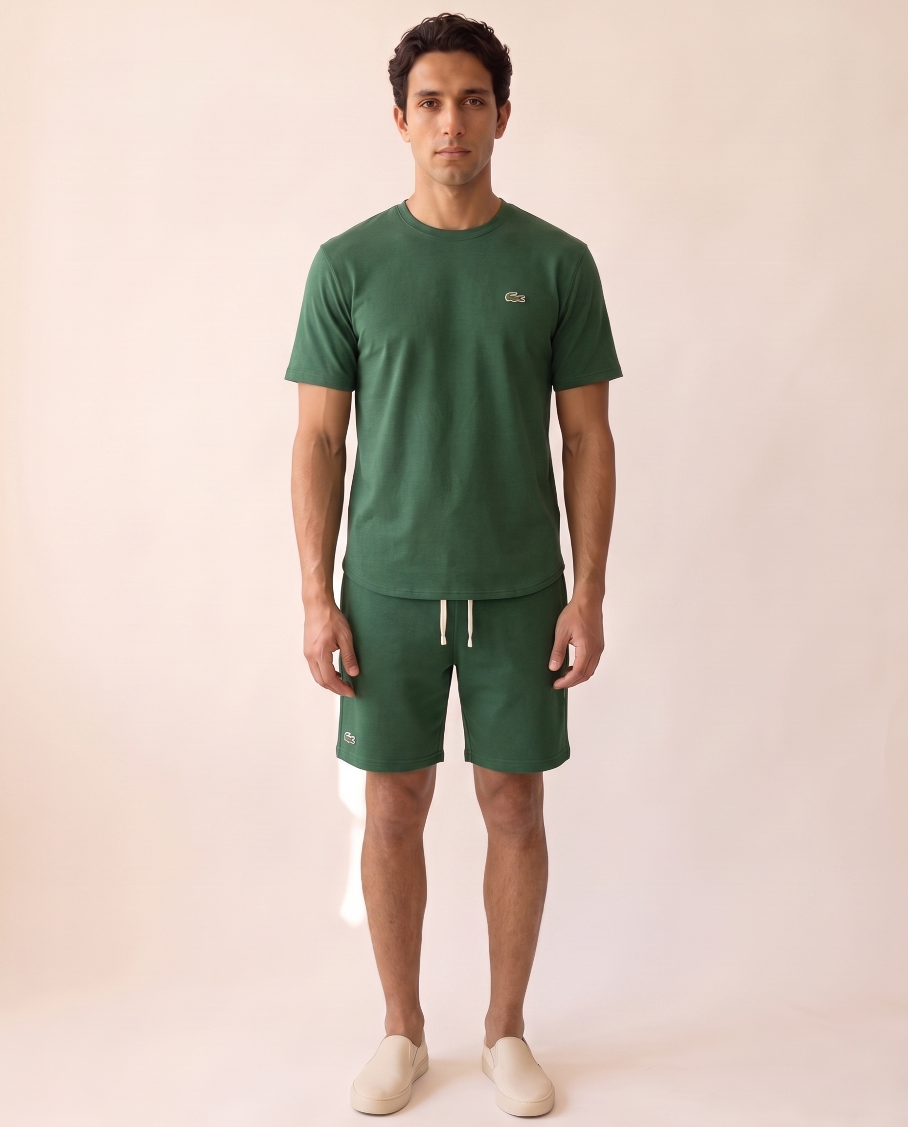 Modello indossa Completo T-Shirt e Pantaloncini Performance Estivo – foto studio Bellevaria