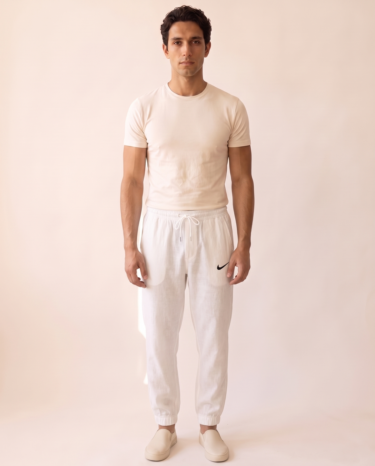 Modello indossa Jogger Lino Comfort Everyday – foto studio Bellevaria