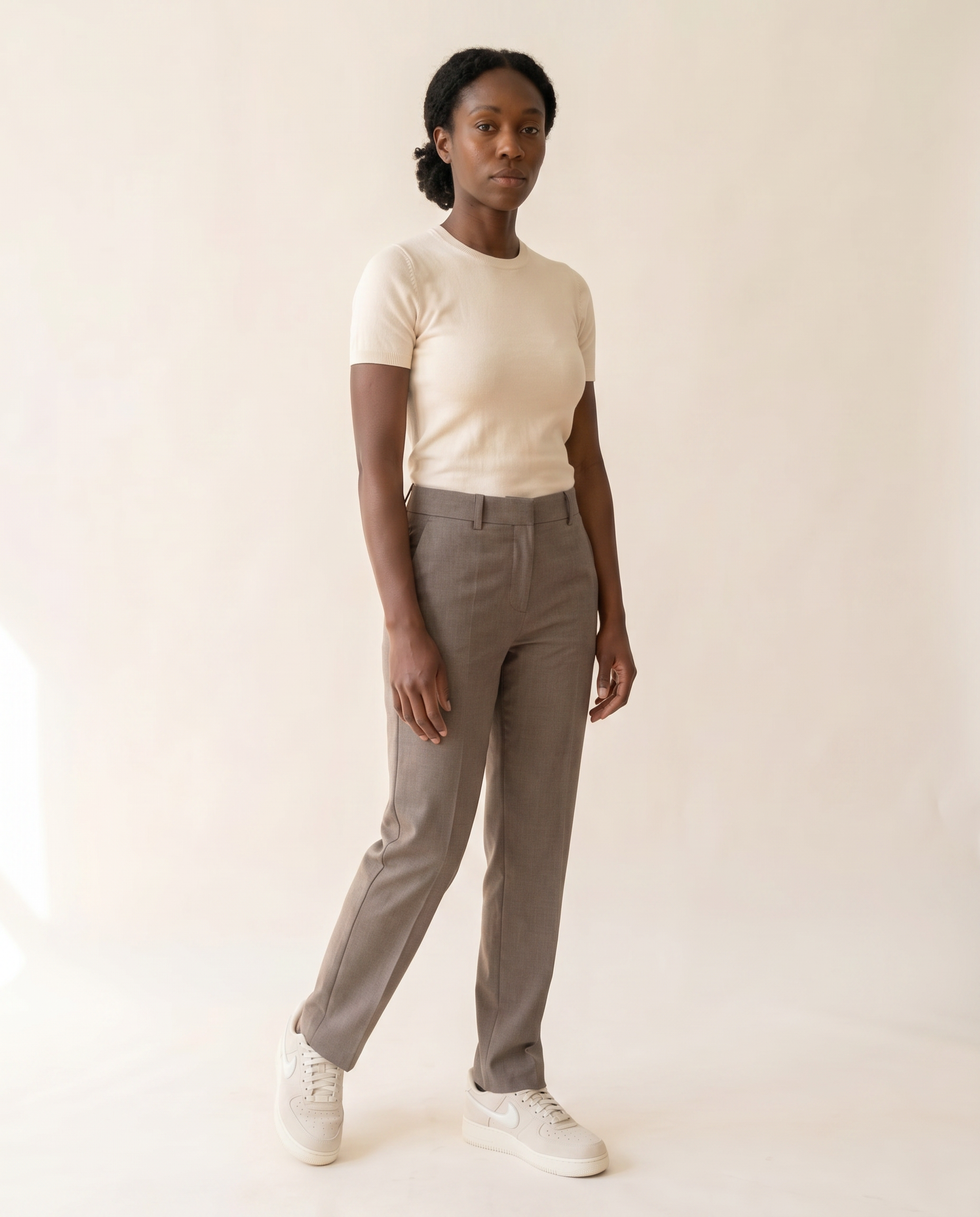 Modella indossa Light Bone – foto studio Bellevaria