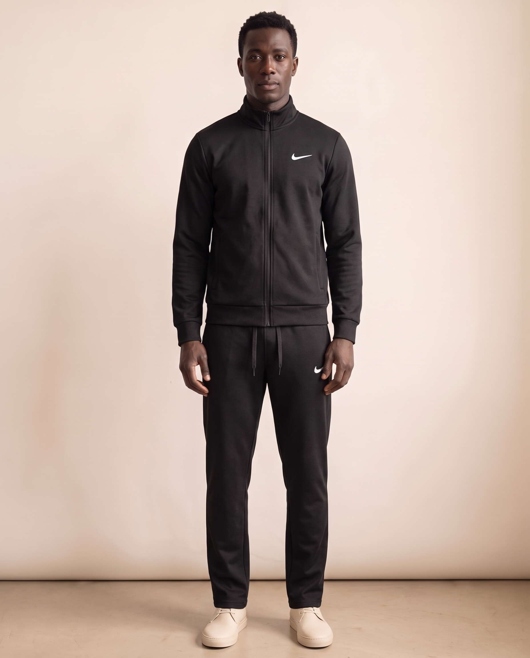 Modello indossa NK – Completo Leisure da Uomo con Collo a Cardigan – Set a Due Pezzi – foto studio Bellevaria