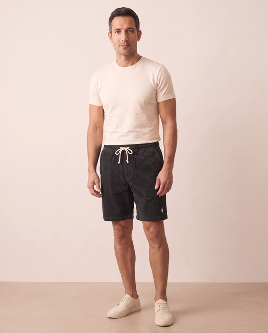 Modello indossa Pantaloni Corti Casual Comfort da Uomo – foto studio Bellevaria