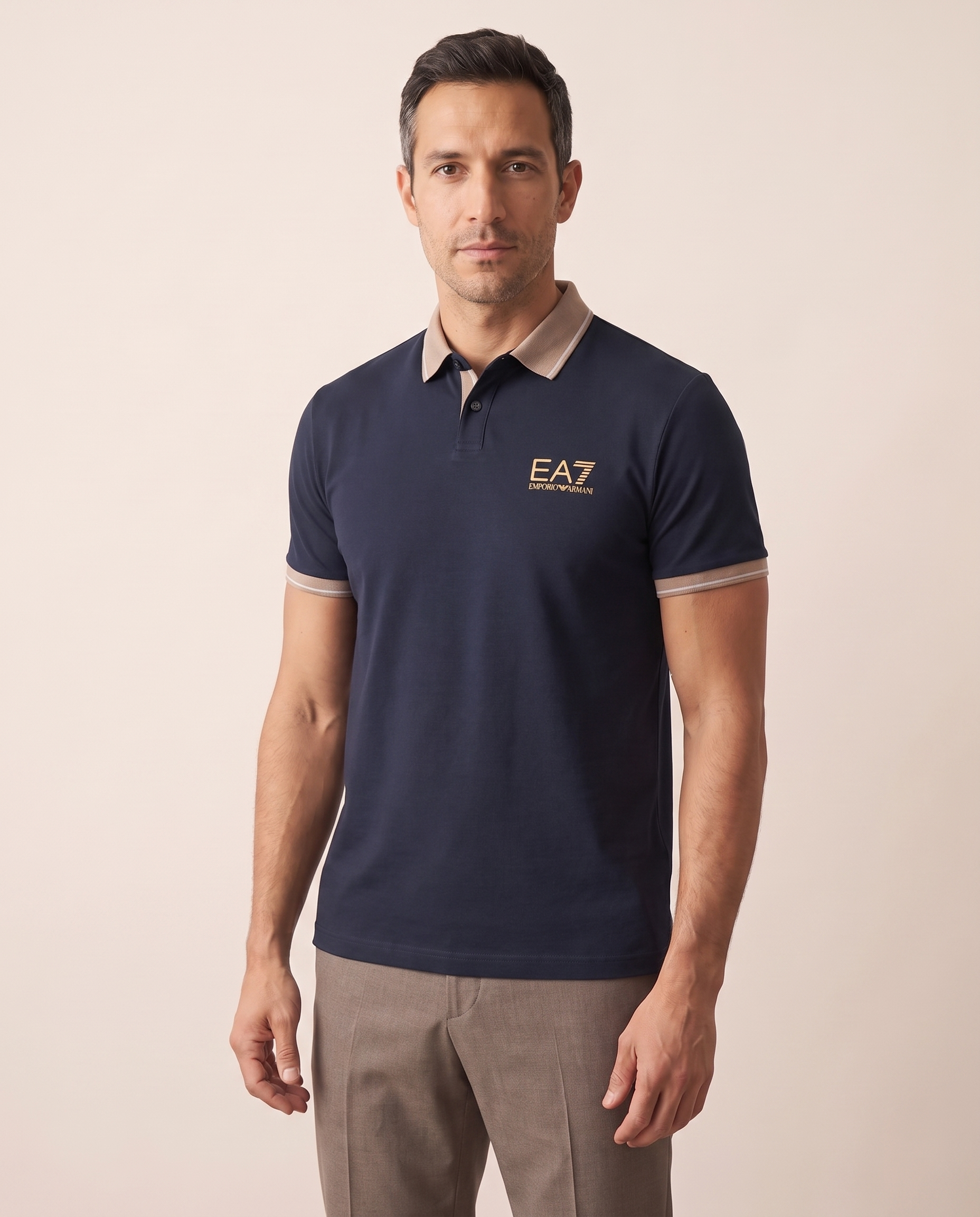 Modello indossa Polo Contrast Premium – foto studio Bellevaria