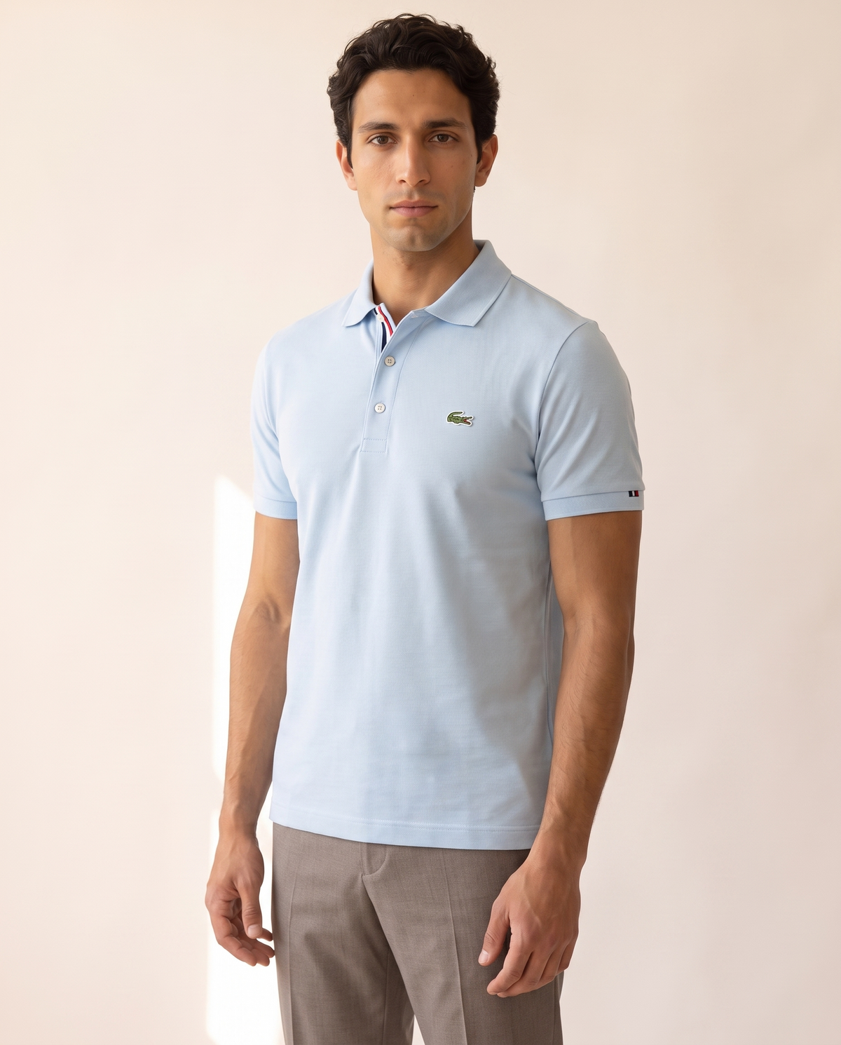 Modello indossa Polo Pique Collo Classico – foto studio Bellevaria