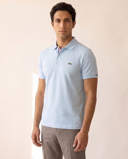 Modello indossa Polo Pique Collo Classico – foto studio Bellevaria