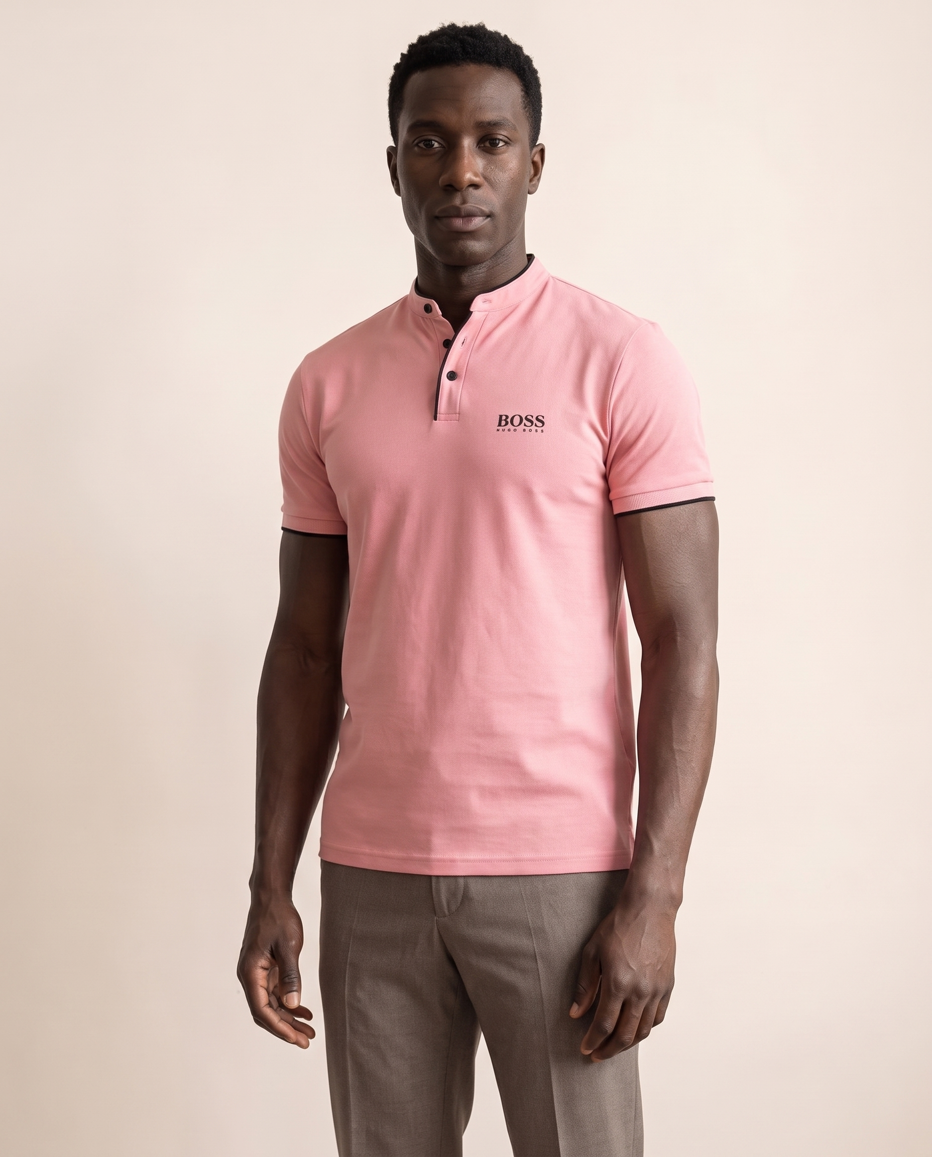 Modello indossa Polo Premium con Collo alla Coreana – foto studio Bellevaria