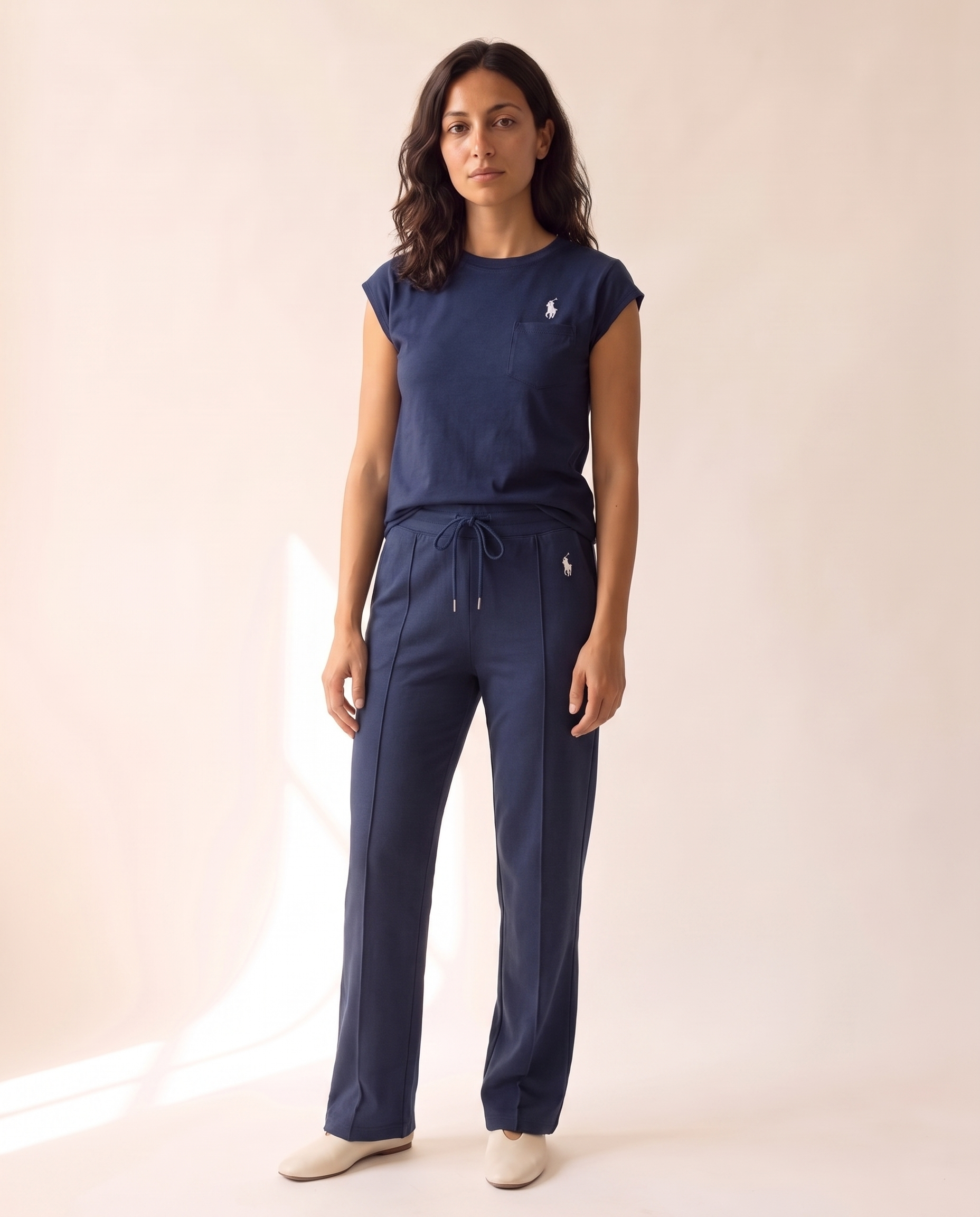 Modella indossa Set Comodo a Due Pezzi - Vendita di Liquidazione – foto studio Bellevaria