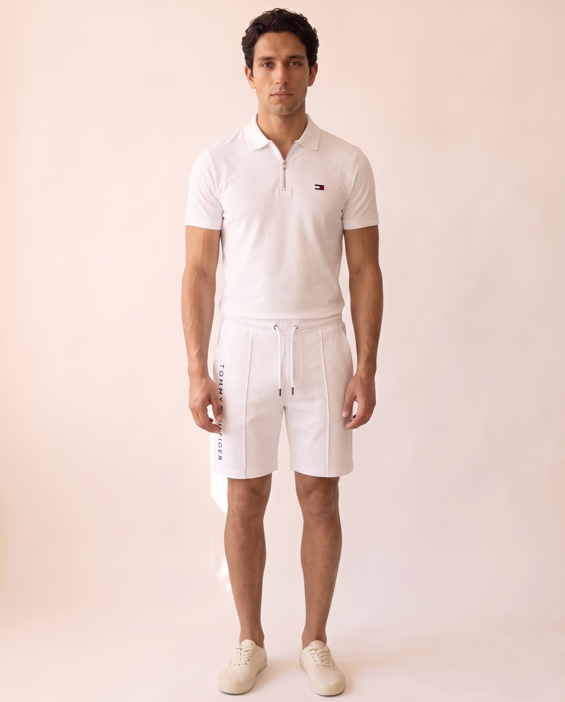 Modello indossa Set di Pantaloni Sportivi da Uomo – foto studio Bellevaria