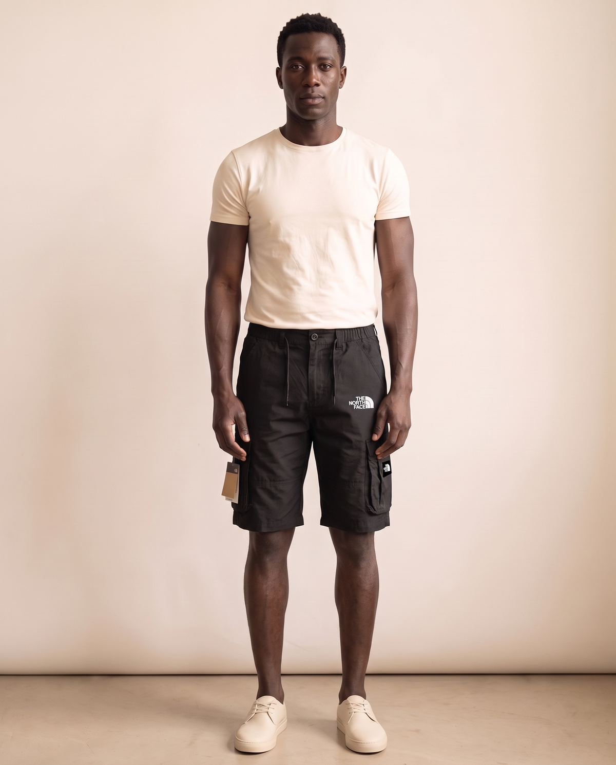 Modello indossa Short Cargo Outdoor – foto studio Bellevaria