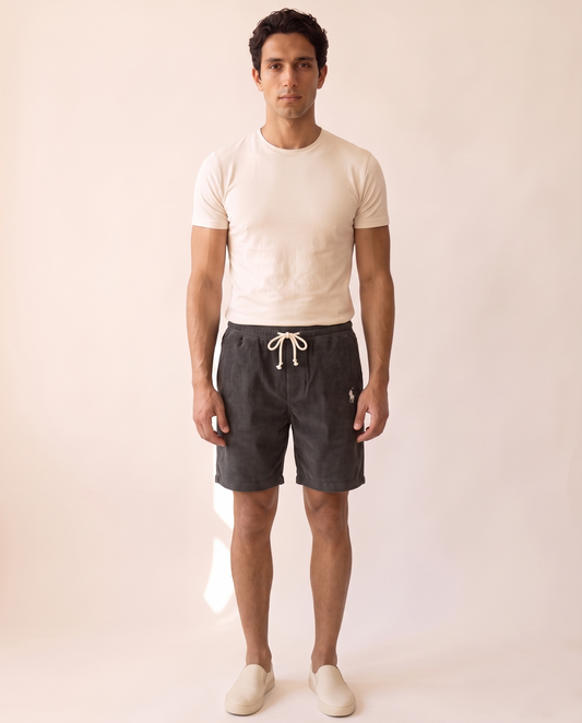 Modello indossa Shorts Casual Comfort Uomo – foto studio Bellevaria