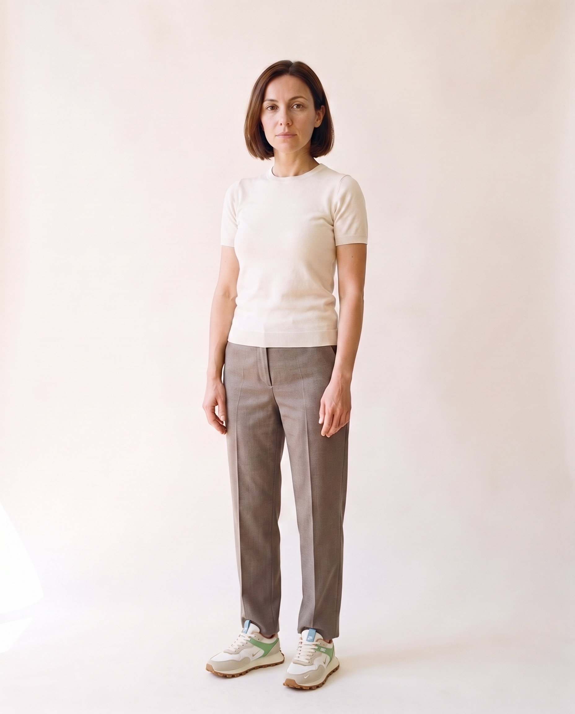 Modella indossa Sneakers per donne – foto studio Bellevaria