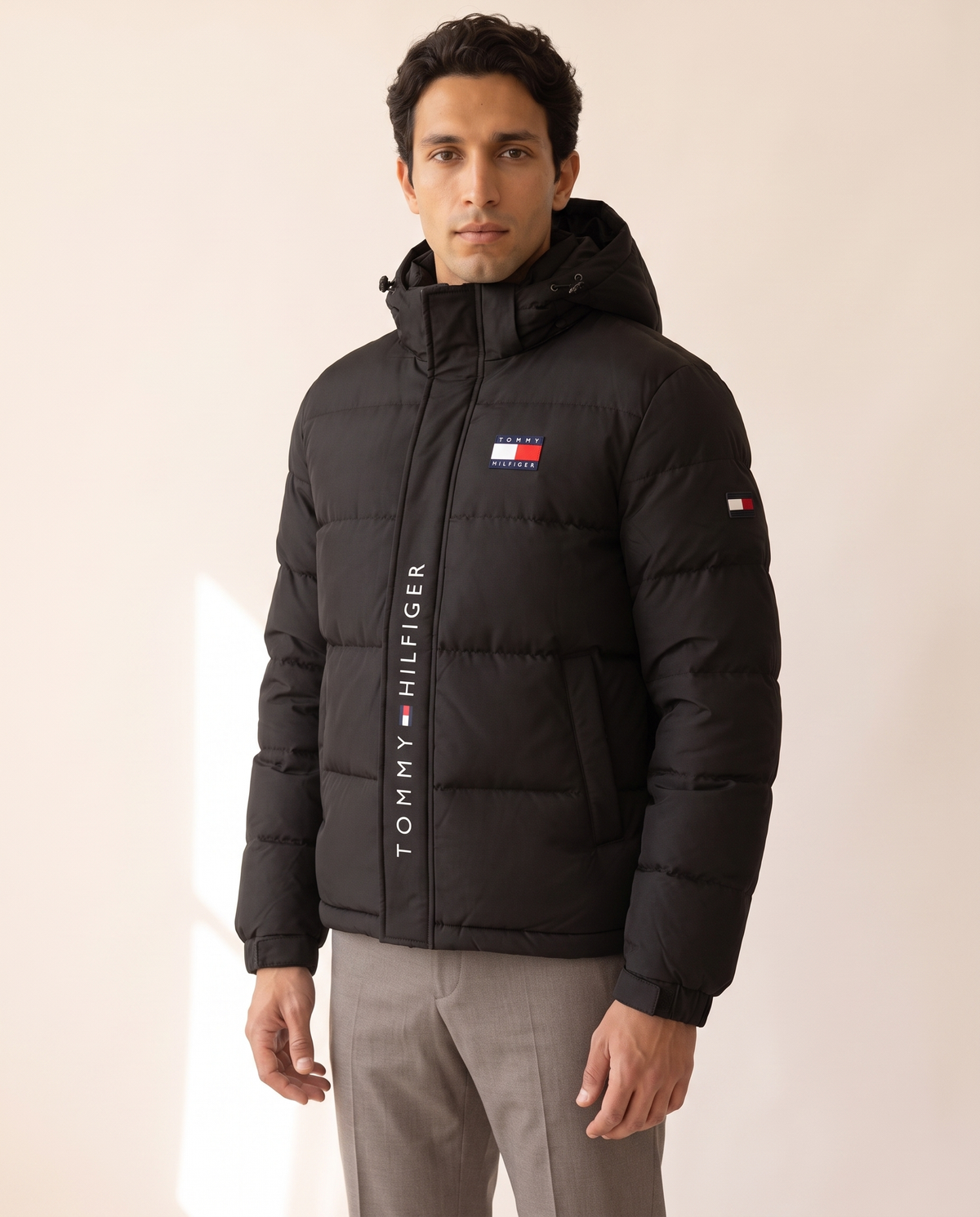 Modello indossa TOMMY HILFIGER | Giacca invernale per uomo – foto studio Bellevaria