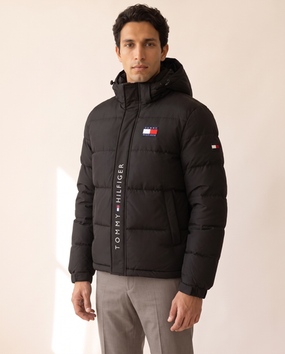 Modello indossa TOMMY HILFIGER | Giacca invernale per uomo – foto studio Bellevaria