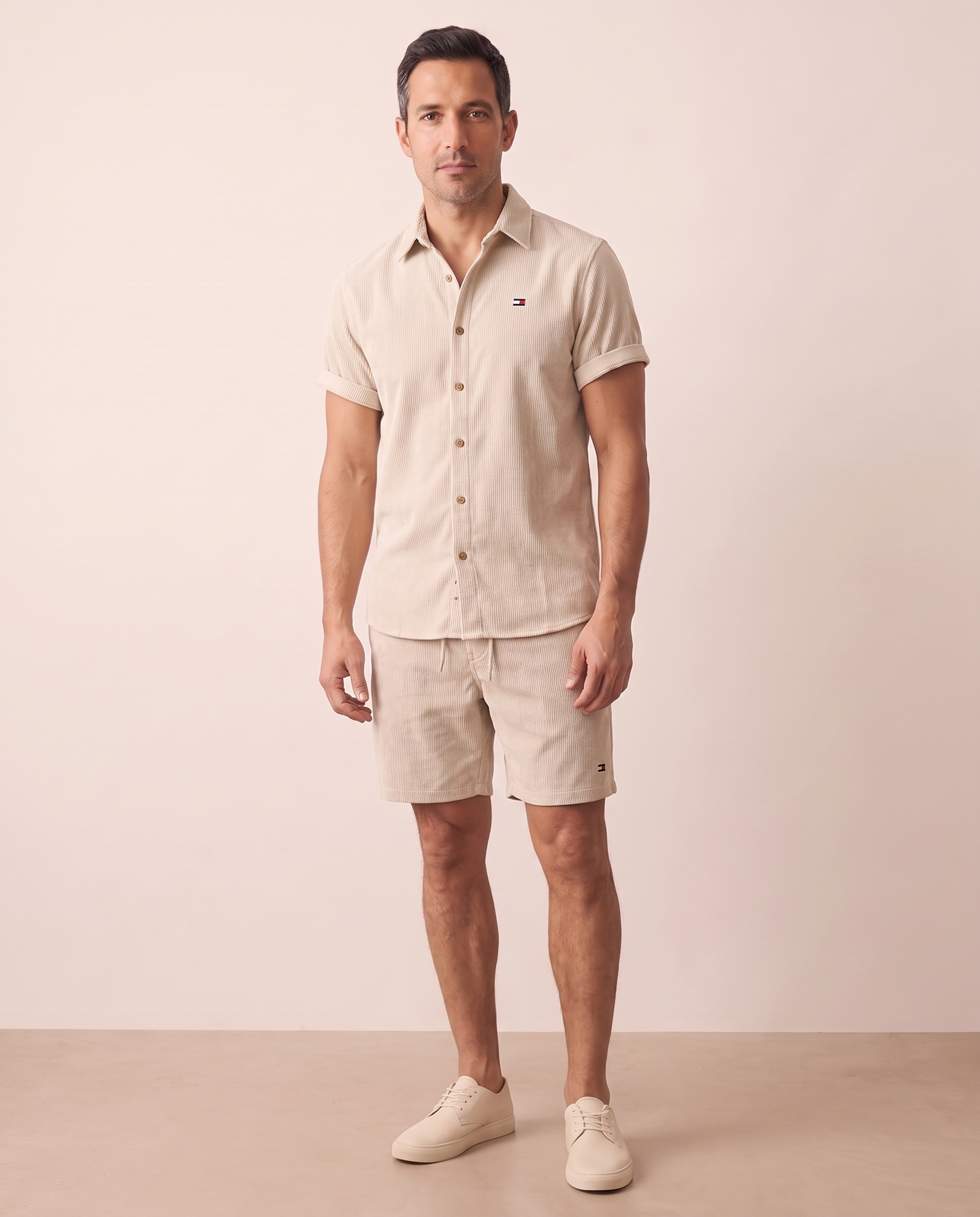 Modello indossa Tommy™ Set estivo casual – foto studio Bellevaria